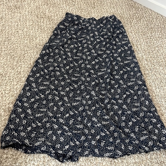 Eddie Bauer long skirt with front slit and buttons - Picture 3 of 4